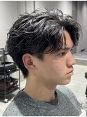 無造作フェザーパーマセンターパートラウンドマッシュ