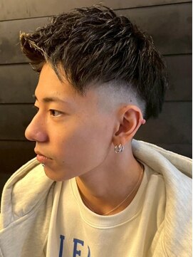 ディスイズバーバーフォース(THIS IS BARBER 4th) 刈り上げショート アップバング アッシュカラー ブリーチ 20代