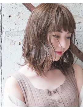 シロ(SiLO) 柔らか質感のくびれミディアムヘア