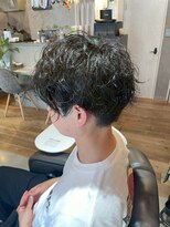 トニコ(toniko)&nbsp;スパイラルパーマ×センターパート×刈り上げ×ビジネスヘア