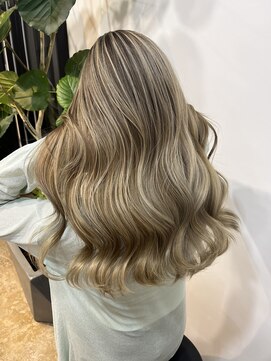 メリー オオサカ(Merly Osaka) ワンブリーチで作るバレイヤージュ