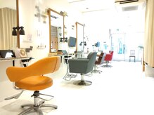 ヘアー ナチュレ モールド(hair nature mold)の雰囲気（タブレット完備。500誌以上の雑誌やyou tubeなど利用できます。）