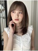 トレンドのミディアムレイヤーと赤みを抑えたベージュカラー