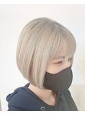 内巻きボブブリーチホワイトグレージュ