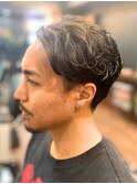 ＜理容室＞スーツ短髪パーマツーブロック束感モテる黒髪