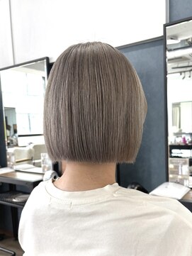 ルアン 上通り(ruen) 切りっぱなしボブ グレーアッシュ ruen 熊本 田口紗羅