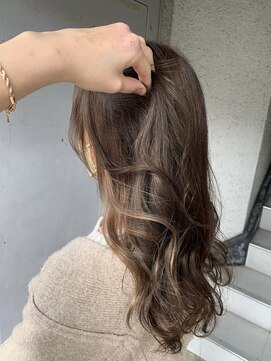 エミュー(emue) 20代30代　イヤリングカラー　オリーブベージュカラー　木ノ下