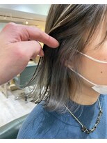 グレー　インナーカラー/イヤリングカラー　外はねボブ