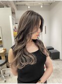 透明感のあるグレージュとエアータッチバレイヤージュ