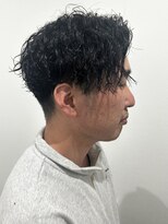 ヒュイル バイ ニアウ(Hwyl by Niau) メンズセンターパートパーマツイストパーマスパイラルパーマ