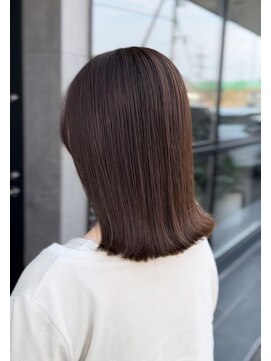 メゾン アヴァロ(Maison Avallo) オリーブベージュ×インナーベージュの大人外ハネロブ