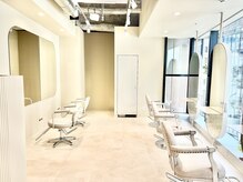 ウールトウキョウ 渋谷(wool TOKYO)の雰囲気（自然光が差し込む開放的なセット面。[渋谷/縮毛矯正/ブリーチ]）