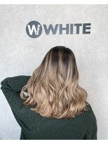 ホワイト(WHITE)&nbsp;[WHITE RYOTA]ハイライトバレイヤージュにミルクティーを添えて