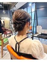 エミュー(emue)&nbsp;20代30代大人可愛い◎結婚式お呼ばれ後れ毛小顔アップスタイル