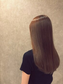 イー(iii)の写真/髪のクセやうねりのお悩みを解消！毛先まで潤う質感、思わず触りたくなるような美髪に―。