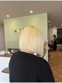 抜きっぱなしブロンドボブヘア