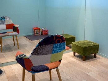 アコーズ ヘア トクシゲ(accord s hair Tokushige)の写真/完全個室でママも安心！小さなお子様と一緒に、心安らぐ個室サロンで特別なひとときを。