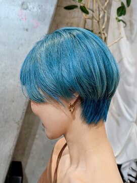 マノハル(MANOHARU) 鮮やかブルーの個性派マッシュショート
