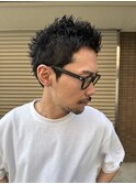 大人男子のスパイキーショート