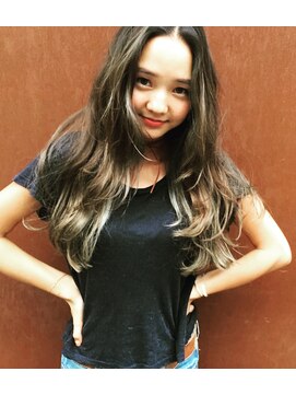 メロウ(MELLOW) ＣＵＴ＋ブリーチハイライト＋グレーＡＳＨカラー☆