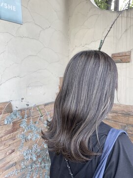 シー 岡崎(,SHE) 前髪/ウルフ/マチルダボブ/ピンクベージュ/インナーグレージュ