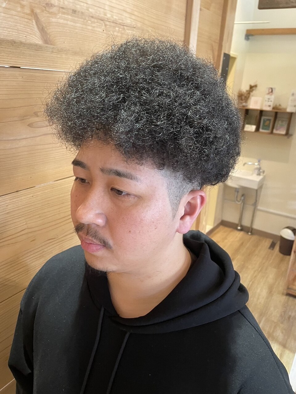 メンズパーマ アフロスタイル：L205352974｜ビフェアリー(bi fairy)の