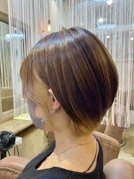 クオリア(QUALIA) イヤリングインナーカラーショートボブ