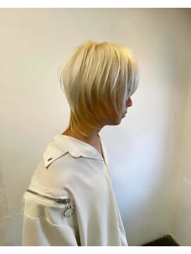 コニーズヘアサロン(Connie's Hair Salon) プラチナブロンドのウルフレイヤー♪