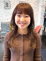 エン(YENN)&nbsp;ツヤ感ブラウンカラー×ふんわり毛先レイヤー