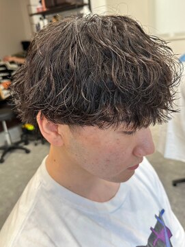 フゥ 宇都宮(FeU) メンズ波巻きスパイラルパーマシャドウパーマ刈り上げマッシュ