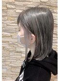 ホワイトシルバー×インナーカラー×前下がりボブ