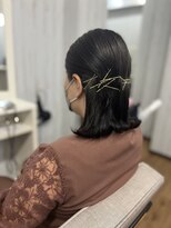 エン(EN)&nbsp;ゴールドピンが可愛く光る・・・ミディアムダウンスタイル