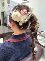 美容室ヒラトヤ 仙北店&nbsp;成人式卒業式ヘアセット☆大人可愛い編み下ろし和飾りロングヘア