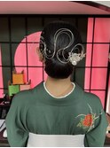 タイトに下目にまとめたアップスタイル