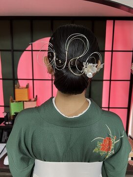 レオノーレ(Leonore) タイトに下目にまとめたアップスタイル