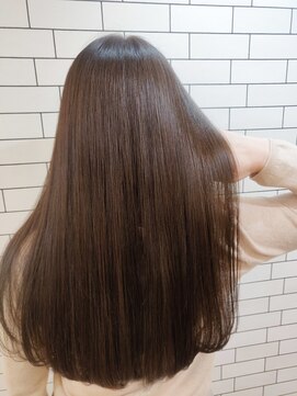 オーストヘアジジ(Aust hair Gigi) 艶×透明感のあるミルクチョコレートカラーのストレートstyle