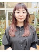 ロングヘアの顔周りレイヤーカットとピンクグラデーション