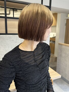 シー(thee) ぱつっとボブ