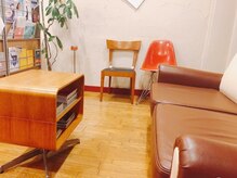 ピース(PEACE)の雰囲気（雑誌が沢山置いてあるので待ち時間も退屈しない☆）