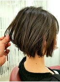 大人可愛い30代40代小顔ワンサイドショートボブ丸み黒髪前下がり