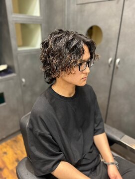 ヘアーワークス ボナ ウニクス店(HAIR WORKS bona) メンズ スパイラルパーマ黒髪センターパート ウルフ