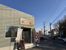 落ち着いた外観。すぐ横に2台分の駐車場あり