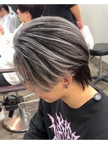 テンバイリップスヘアー(TEN by LIPPS hair)&nbsp;ホワイトシルバーアッシュバレイヤージュツーブロセンターパート