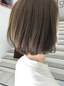 インビテーション(invitation) ハイライト・オリーブグレージュ・ショートボブ