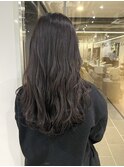 透明感のあるグレージュカラー/柔らかい巻き髪スタイル
