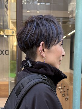 刈り上げベリーショートハイライトネイビーグレー40代