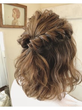 モカ ヘアーデザイン(moca HAIR DESIGN) ねじりを入れたハーフアップ