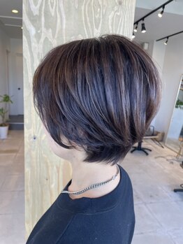 【大人女性のお悩み解決】白髪を明るく残して透明感ある髪色に。ダメージレスのカラー剤でハリコシ・艶感◎