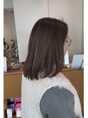 内巻きも外巻きも楽しめるミディアムスタイル