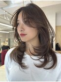 グレージュカラーにミディアムレイヤーカット韓国ヘア髪質改善
